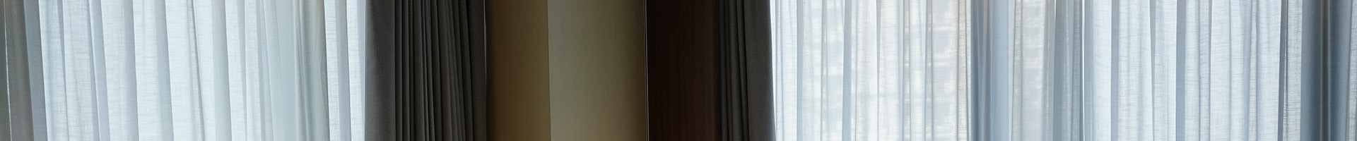 Brisdom’s regular curtain motors offer durable and quiet performance for hotels, ensuring smooth operation for guest room window treatments. Perfect for large-scale installations and retrofits, providing energy-efficient solutions.